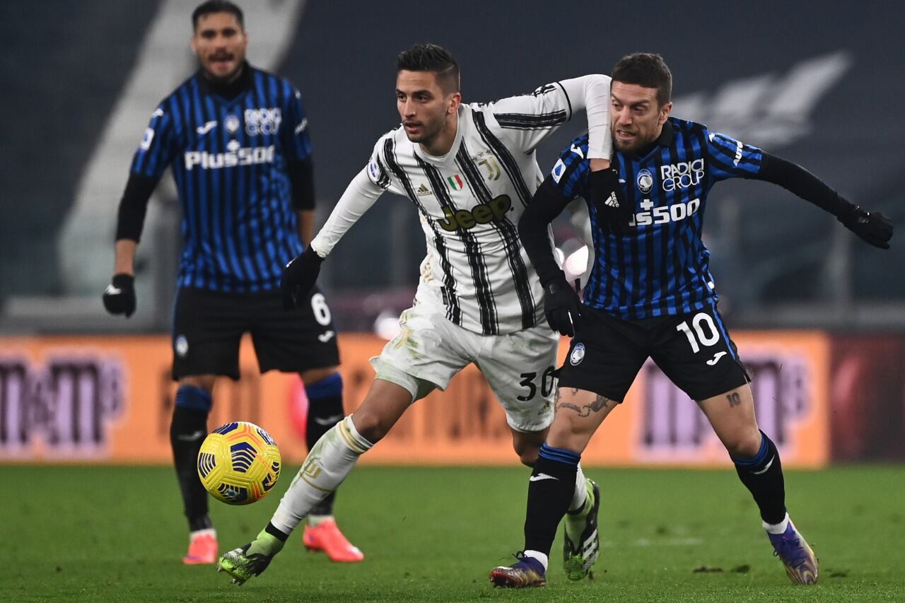 Cosa de latinos. El uruguayo Rodrigo Bentancur lucha con Papu Gómez. Al fondo, grita José Luis Palomino.