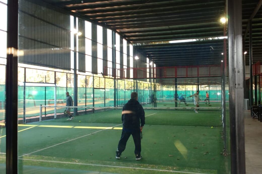 En el club Atlético Pilar este domingo 16 personas fueron detenidos por jugar un torneo de paddle.