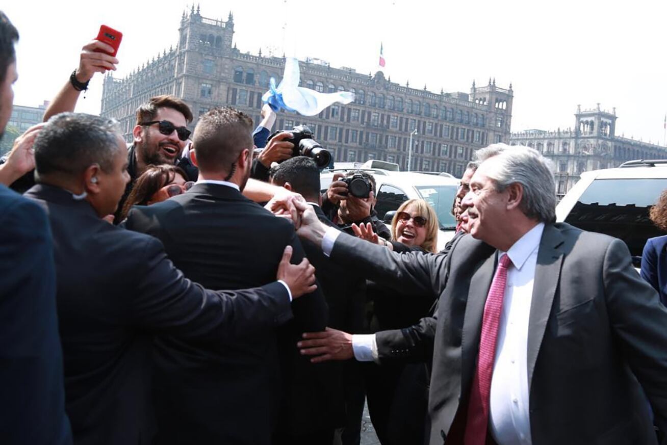 Un grupo de argentinos esperaron al presidente electo en el Palacio Nacional.