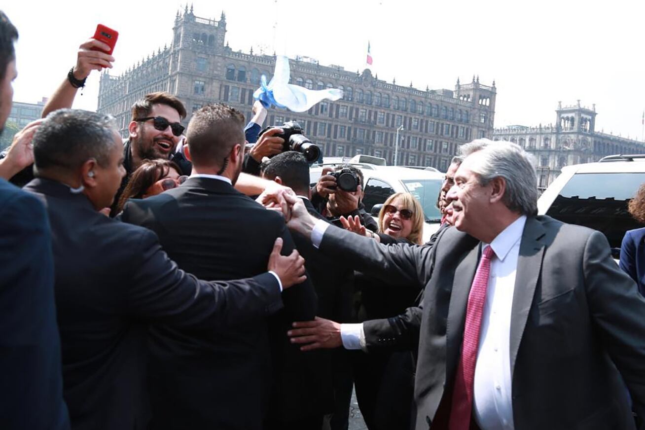 Un grupo de argentinos esperaron al presidente electo en el Palacio Nacional.