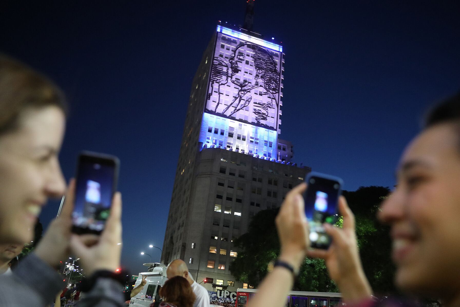 Mural de Evita iluminado.