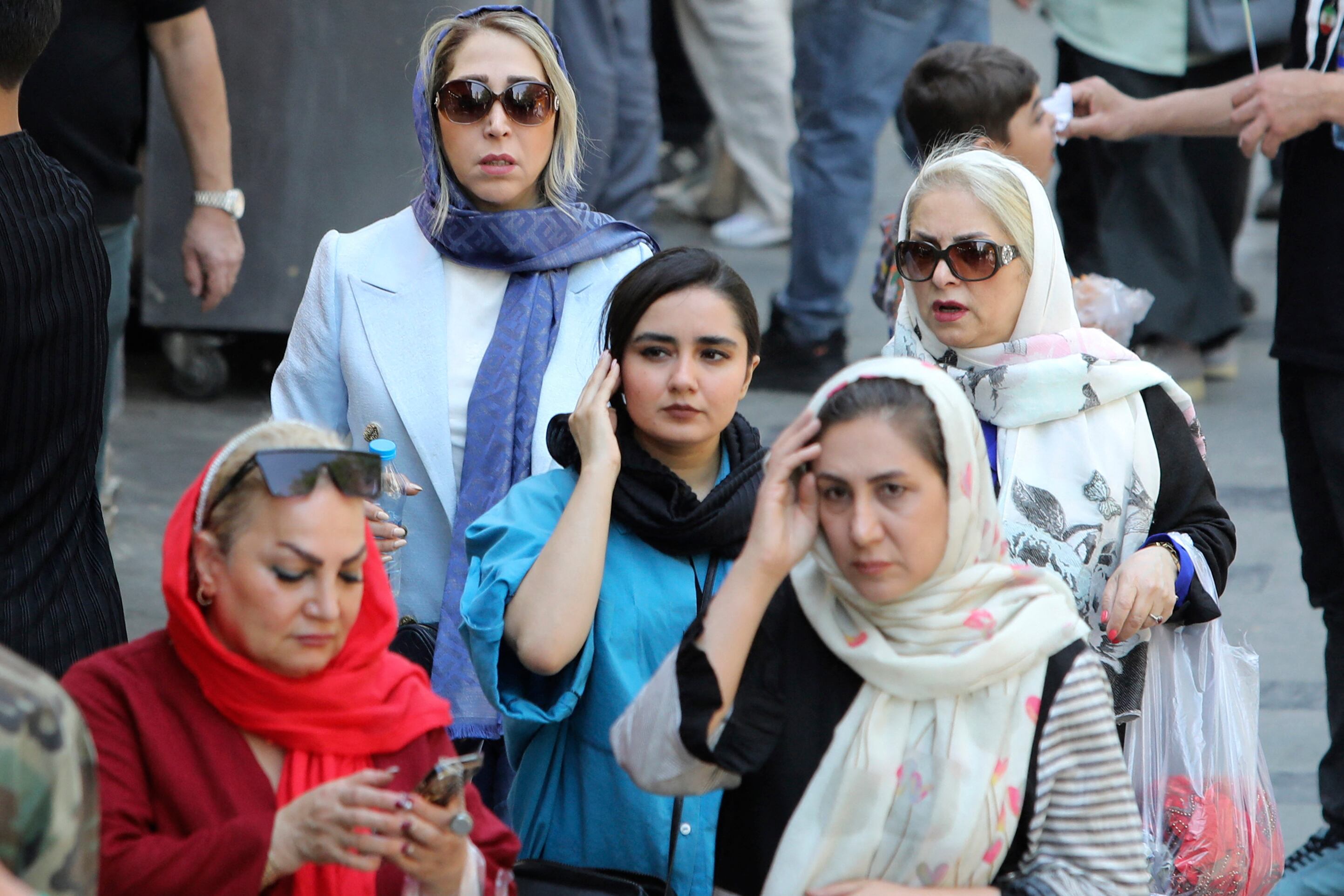 Mujeres iraníes caminan por las calles de Teherán.