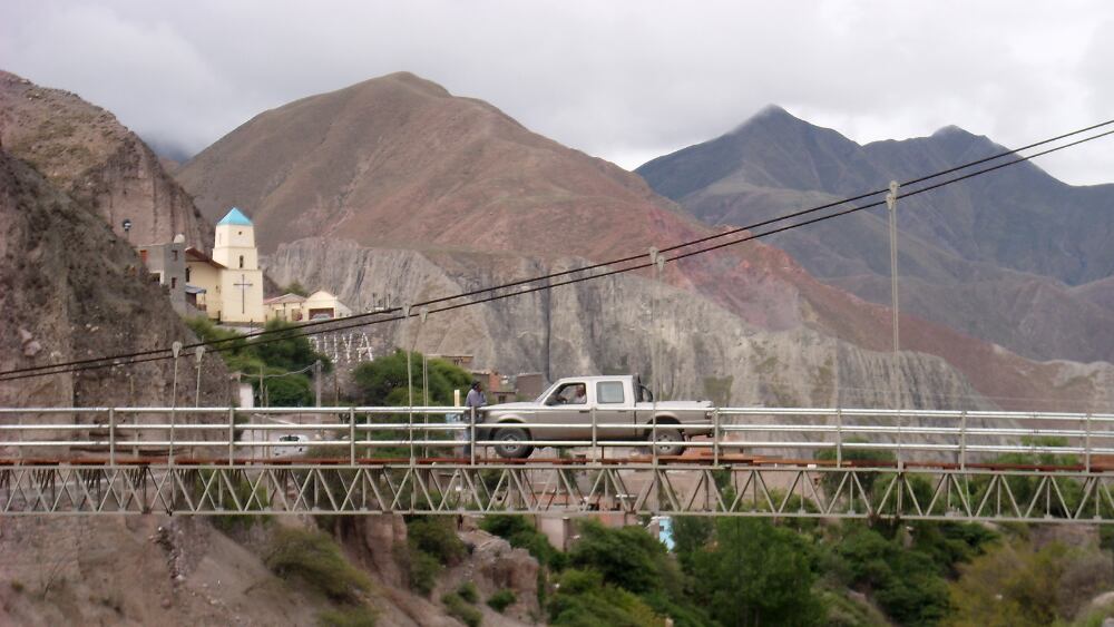 Iruya desde el puente sobre el río Colanzulí