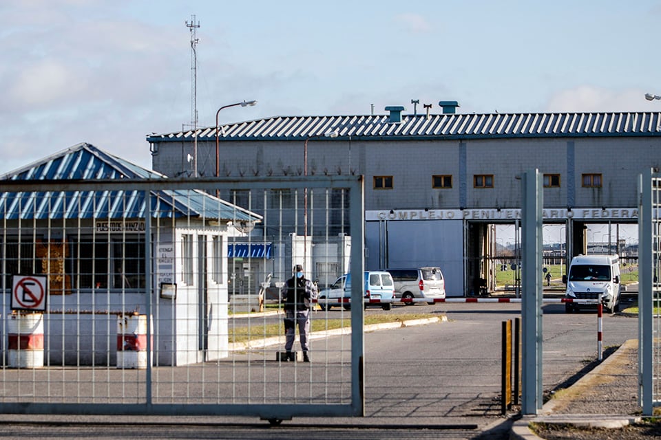 El piloto descendería la aeronave en el predio del Complejo Penitenciario I de Ezeiza.