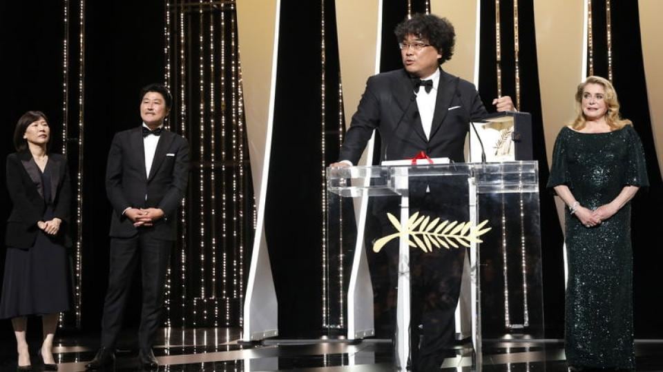 Bong Joon-ho junto a Catherine Deneuve, quien le entregó la Palma de Oro.