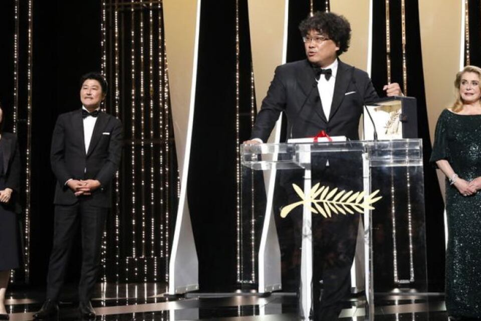 Bong Joon-ho junto a Catherine Deneuve, quien le entregó la Palma de Oro.