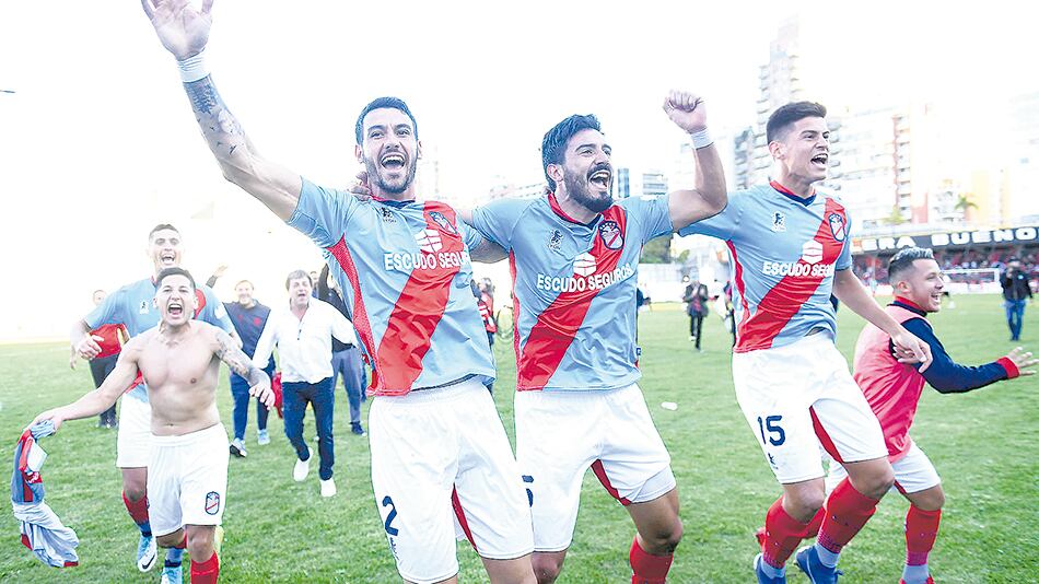 La euforia de los jugadores de Arsenal luego de la sufrida victoria ante Defensores de Belgrano.