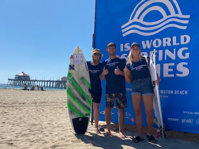 Ornella Pellizzari, Santi Muñiz y Lucía Indurain, en Huntington Beach, el mítico spot del torneo.