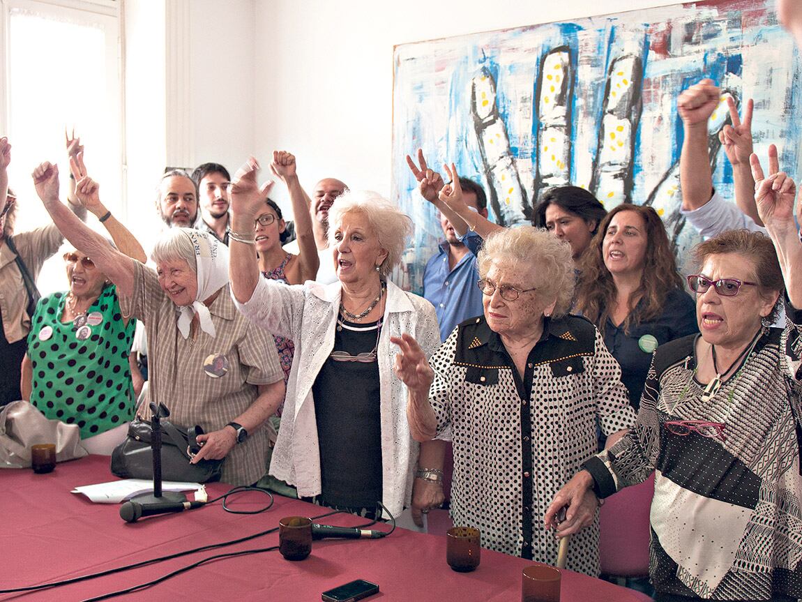 Estela de Carlotto y Lita Boitano encabezaron ayer la conferencia de los organismos de derechos humanos.