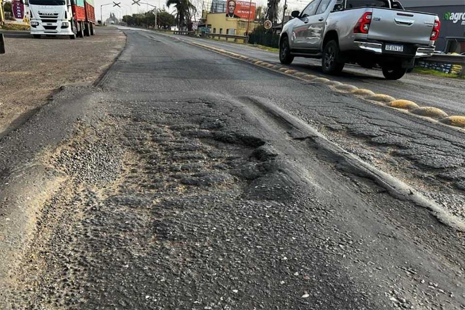 Una de las rutas deterioradas en Las Rosas.