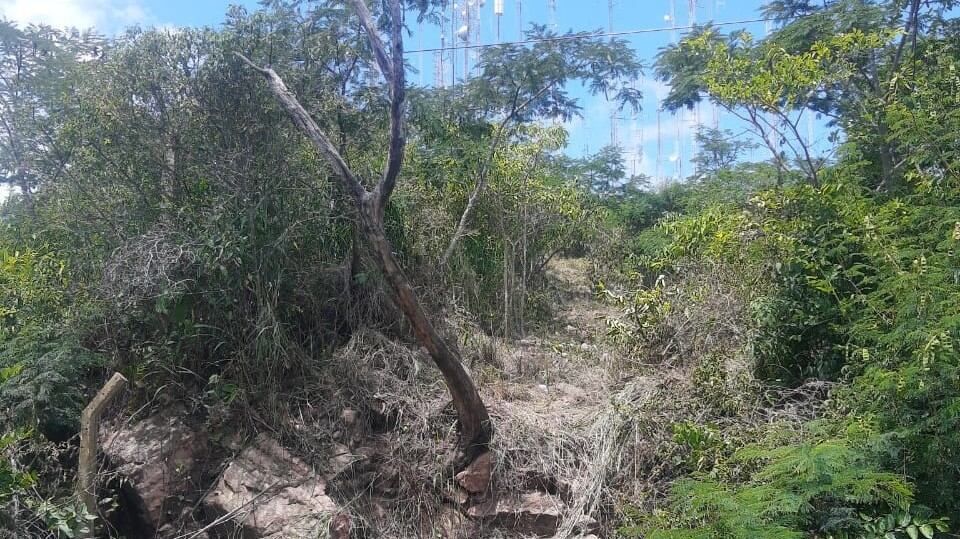 El barranco desmontado. Arriba, las antenas