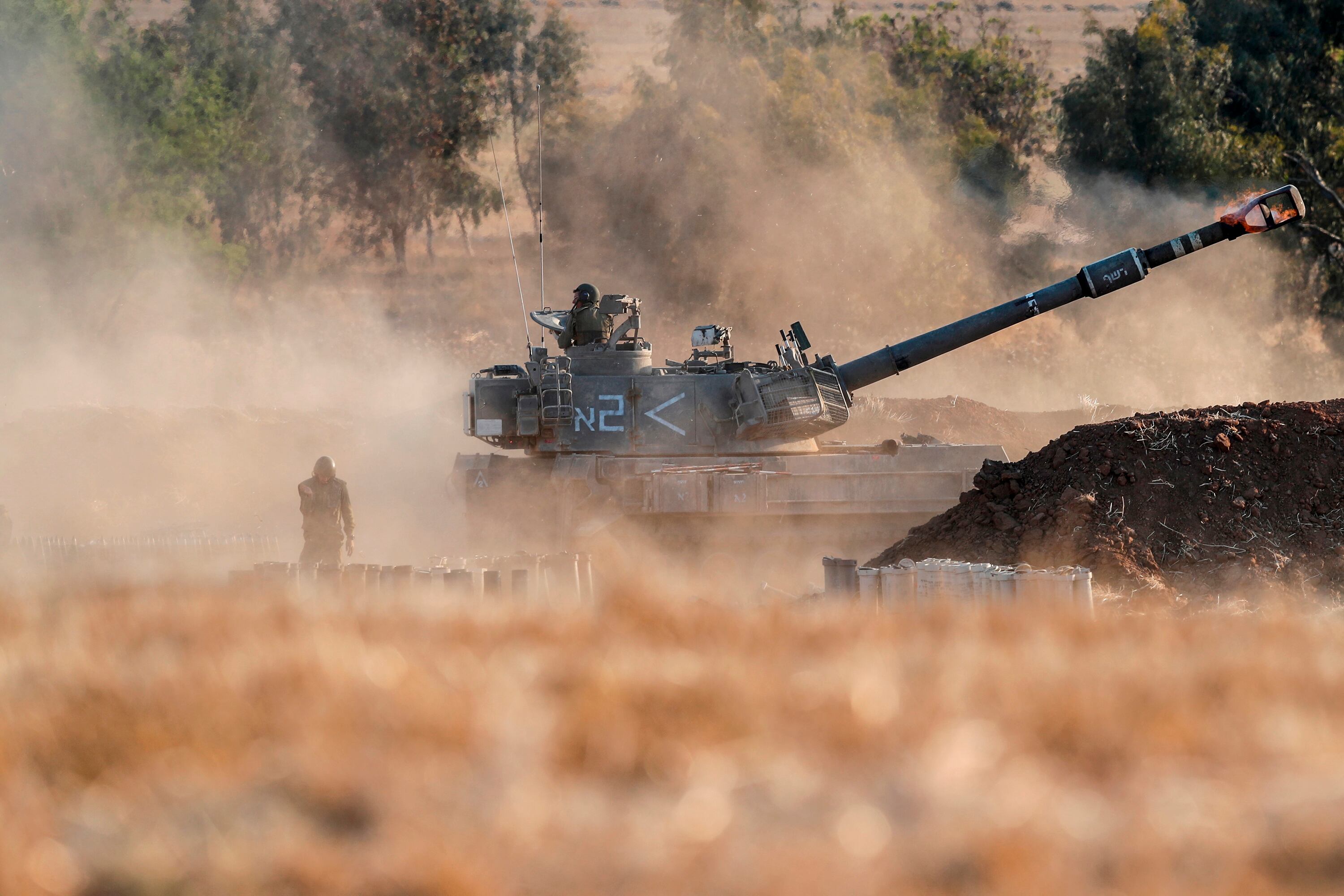 Un tanque israelí dispara en la frontera con Gaza.