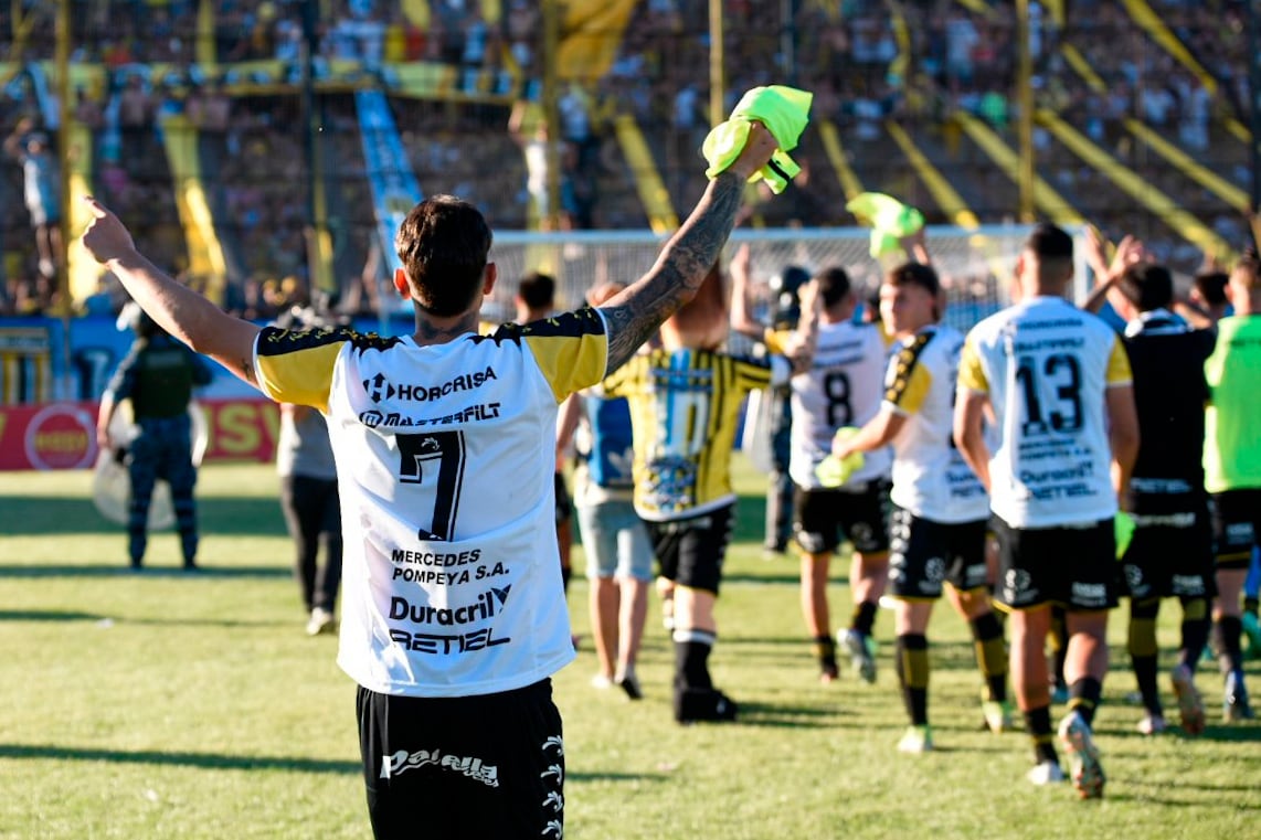 Almirante tiene en la serie el empate en puntos y goles a favor.