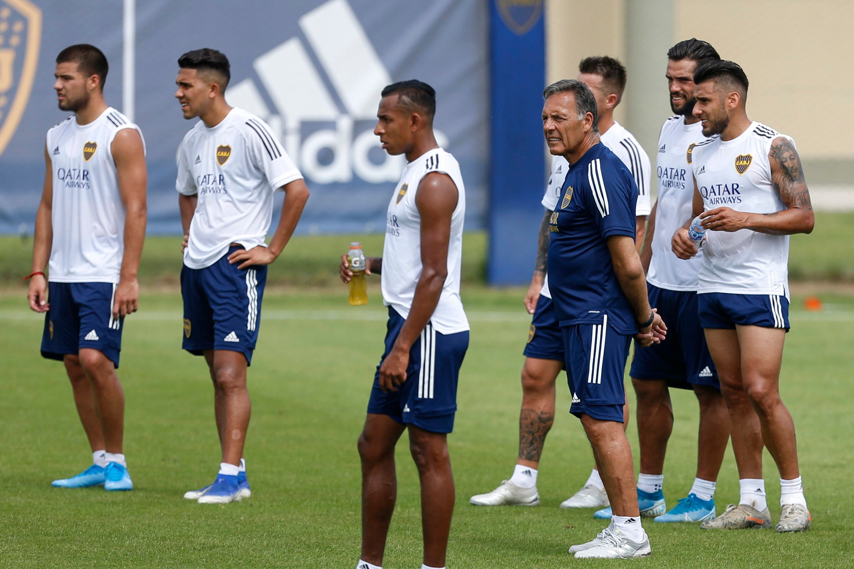 Russo observa la práctica.