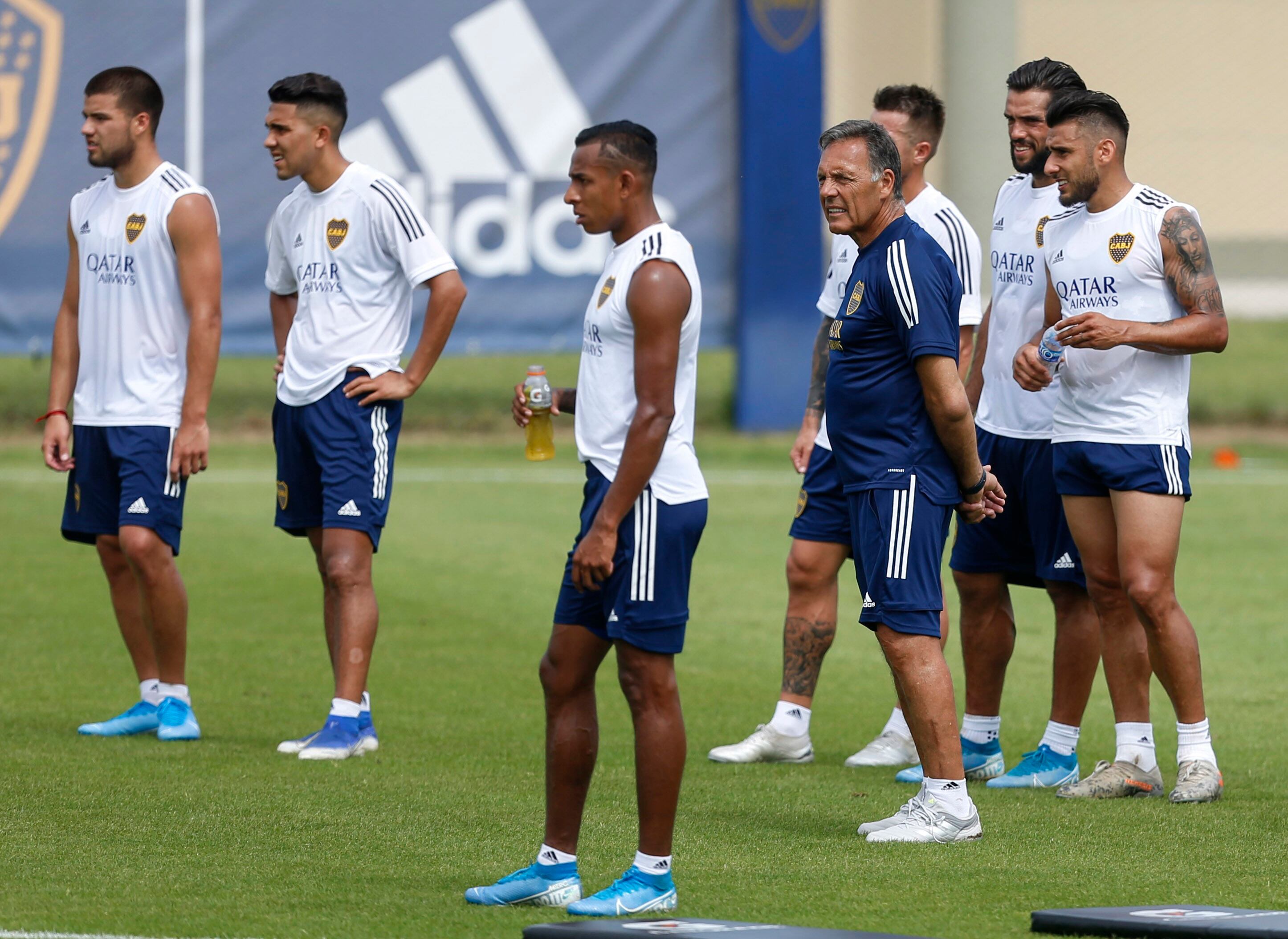 Russo observa la práctica.