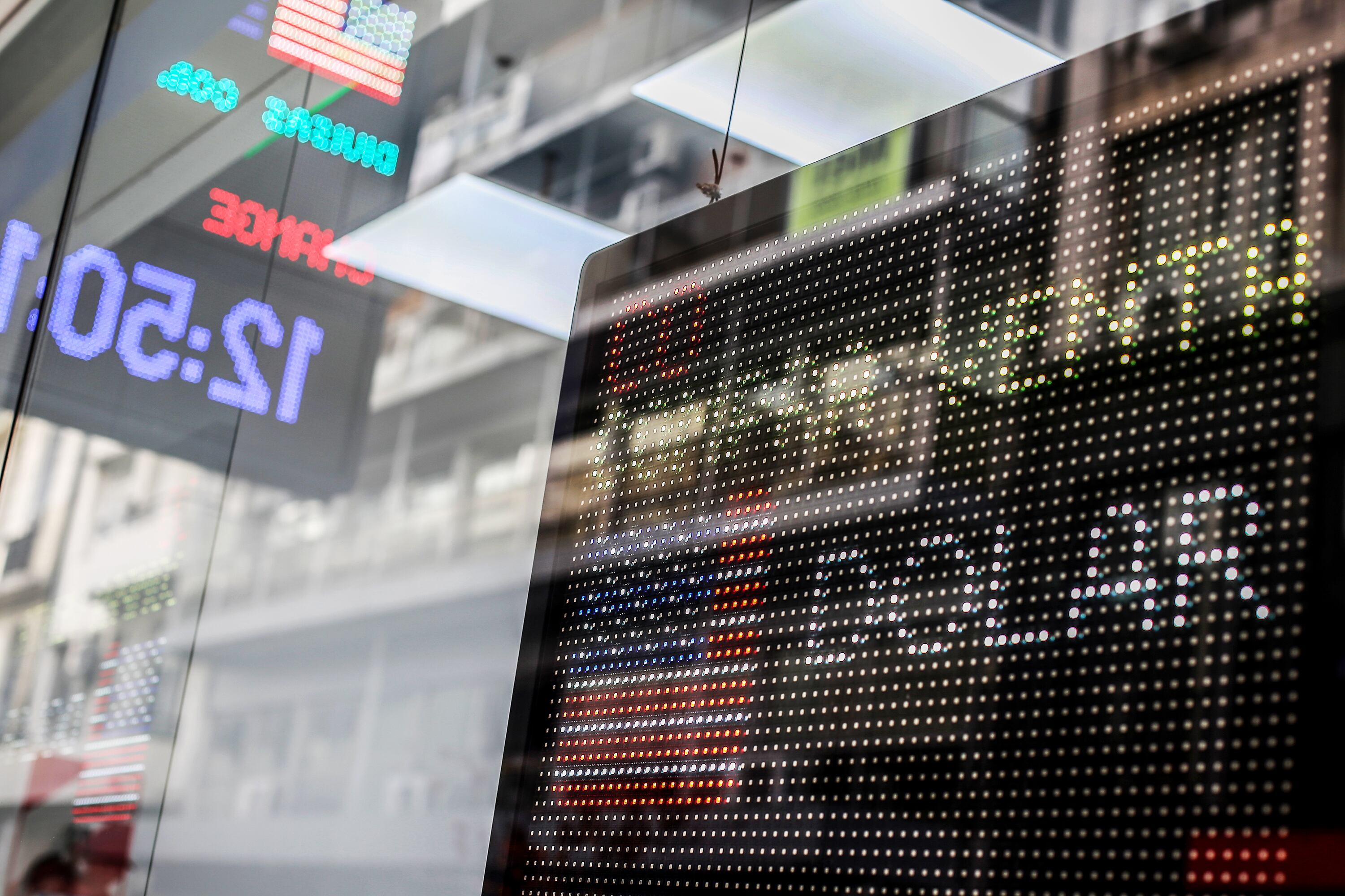 Las 3 alternativas que estudia Massa para el dólar: Devaluar, desdoblar o estimular.