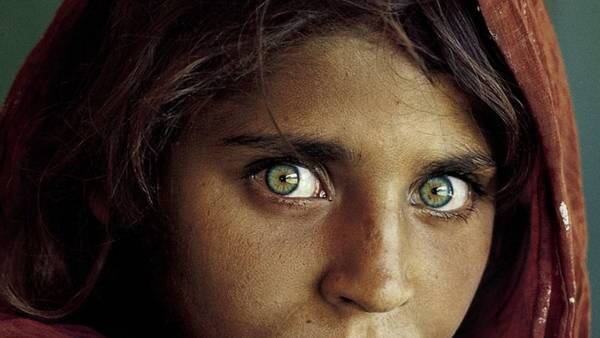 Sharbat Gula, la "niña afgana" que se hizo famosa en la tapa de National Geographic en 1985.