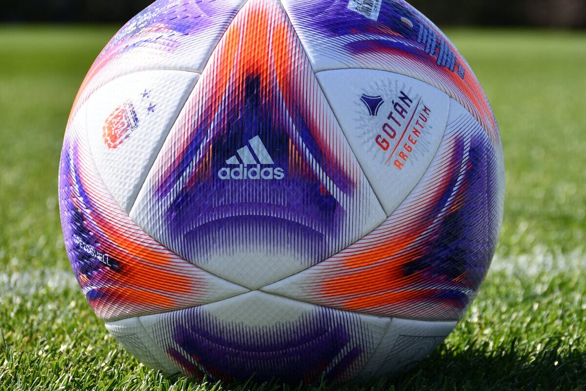 Gotán Argentum, pelota Adidas oficial del fútbol argentino.