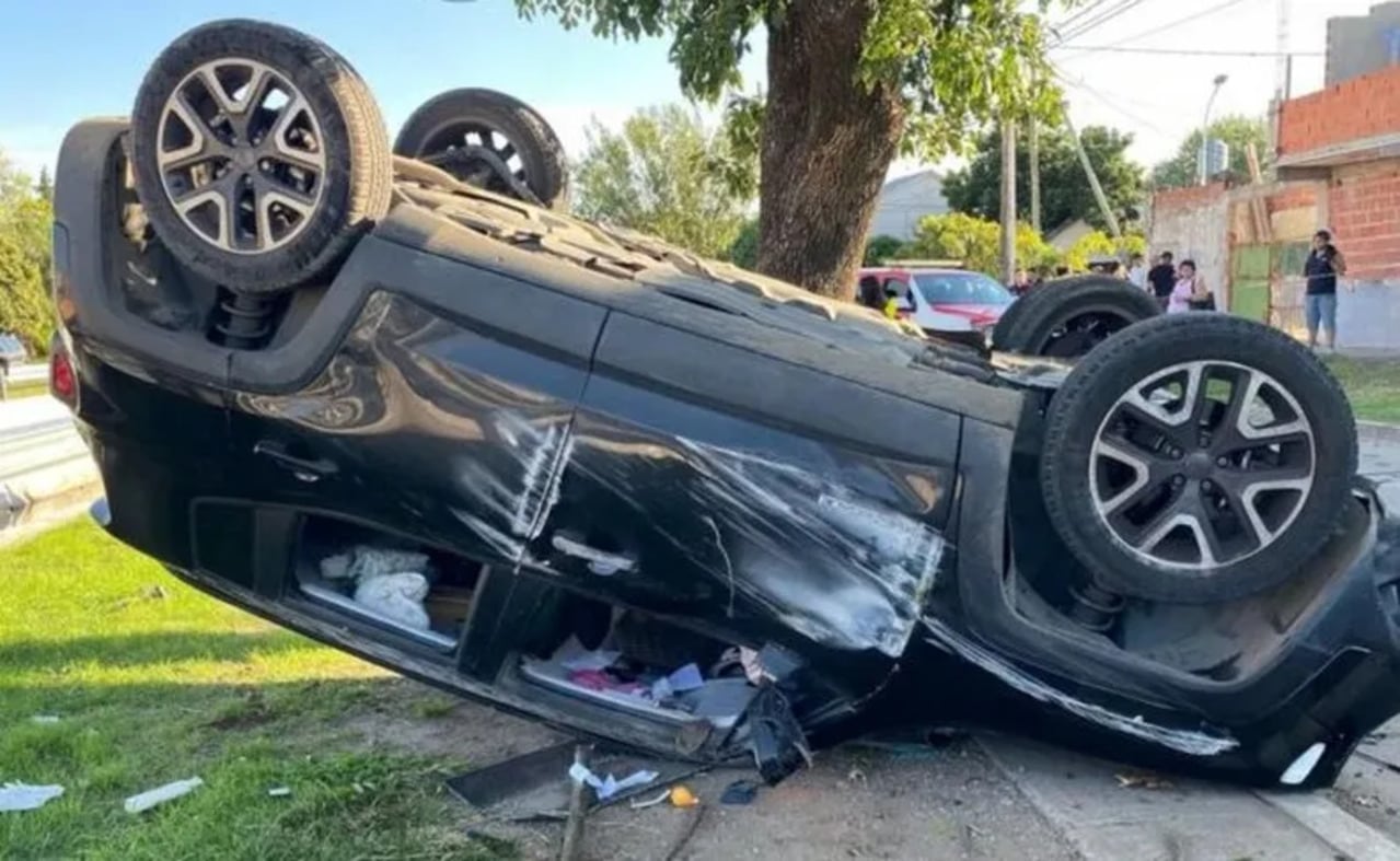 Así quedó la camioneta después de atropellar a la mujer y su hija.