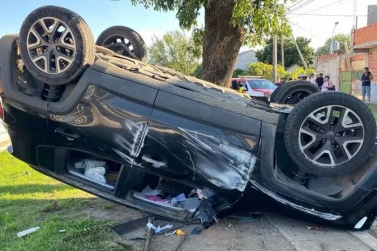 Así quedó la camioneta después de atropellar a la mujer y su hija.
