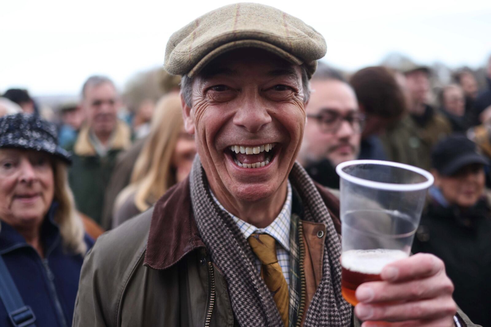 Farage, cerveza en mano, opina categóricamente de inmigración y seguridad.
