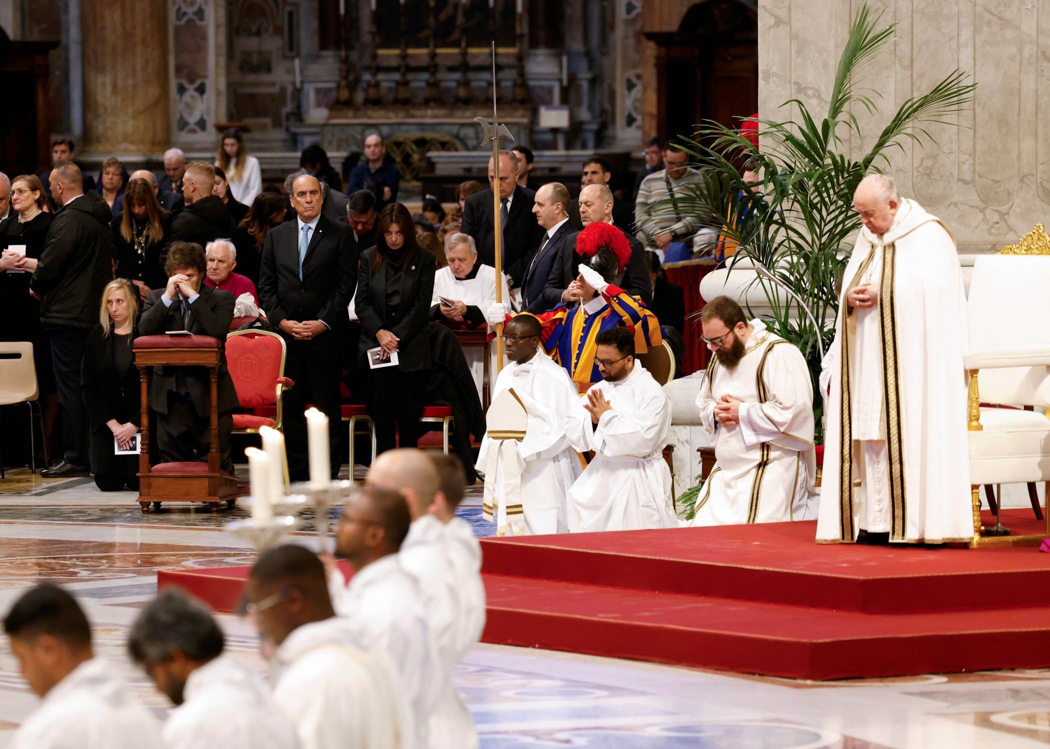 El Papa Francisco y el presidente Javier Milei en la canonización de Mama Antula en el Vaticano.