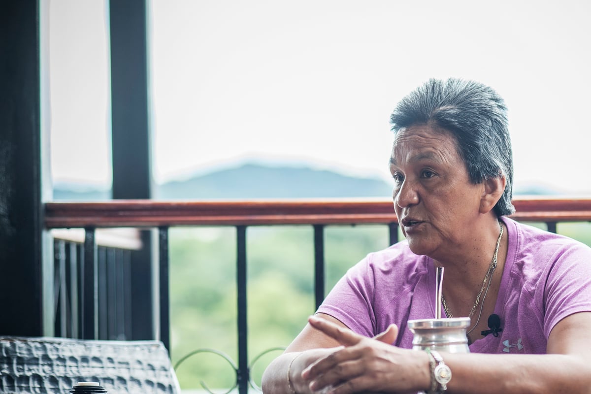 Milagro Sala cumple prisión domiciliaria en La Plata debido a problemas de salud.