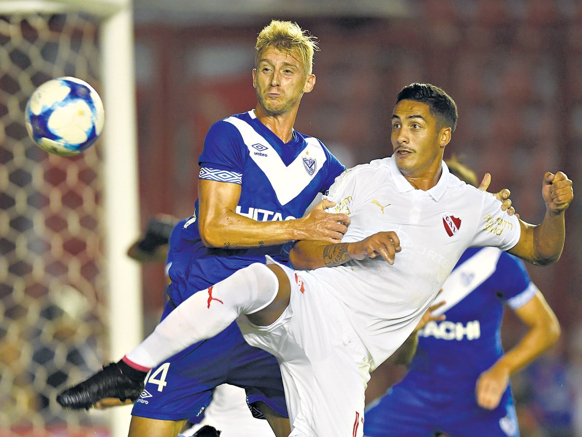 El Rojo, vestido de blanco, fue de mayor a menor. Vélez terminó mejor. 