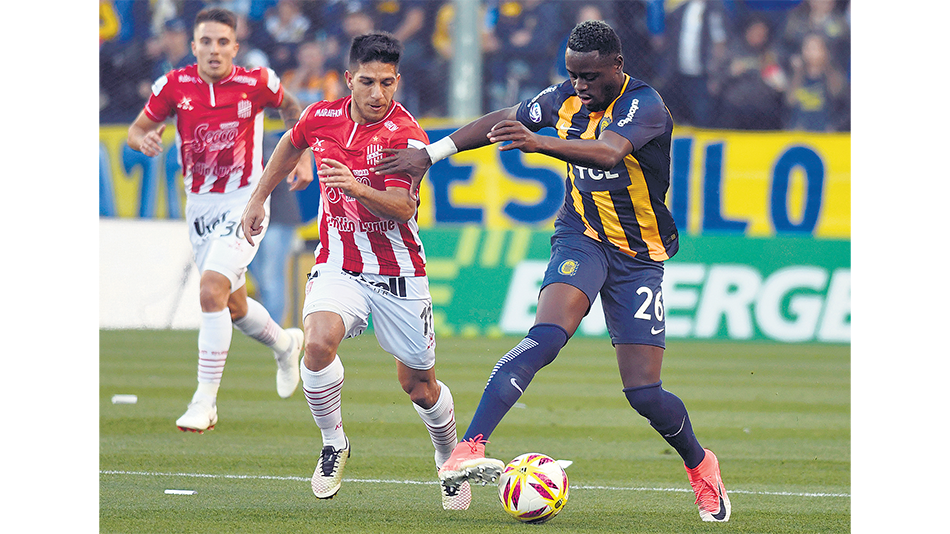 El colombiano Oscar Cabezas cuida la pelota ante la presión de los tucumanos.