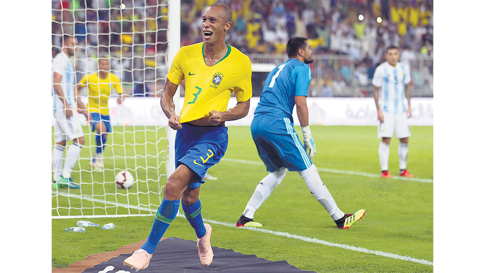 La alegría de Miranda. La desazón de Romero. El defensor brasileño aprovechó el error defensivo y puso el 1-0 cuando el partido terminaba.