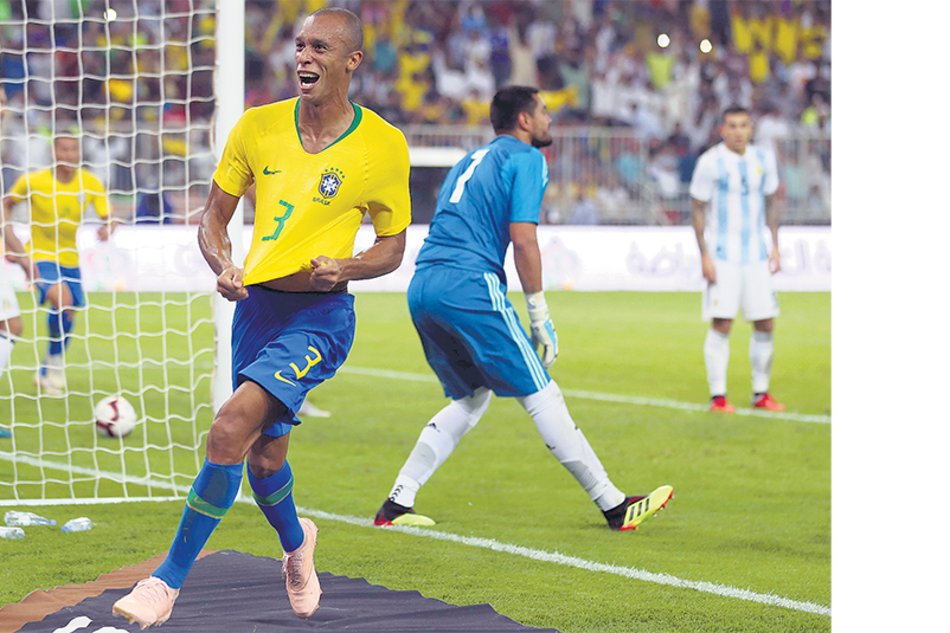 La alegría de Miranda. La desazón de Romero. El defensor brasileño aprovechó el error defensivo y puso el 1-0 cuando el partido terminaba.