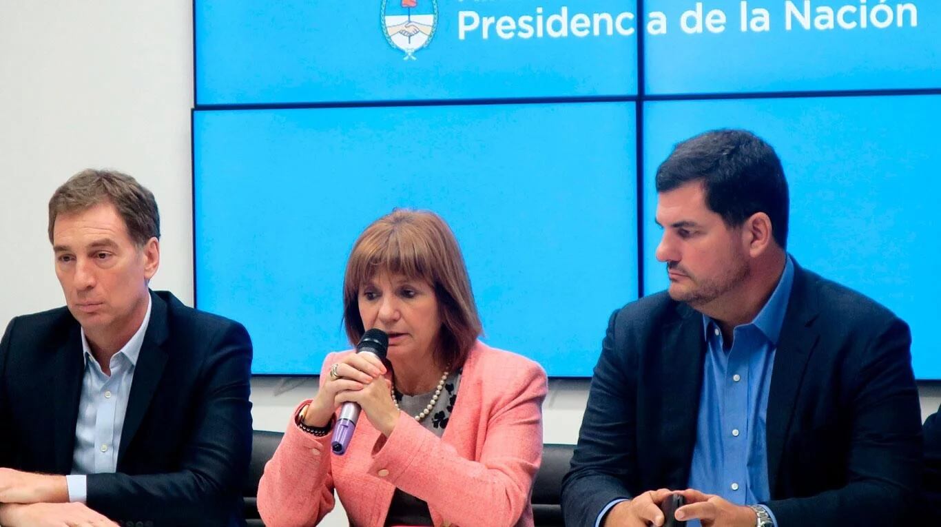 La ministra Bullrich entre Diego Santilli y Eugenio Burzaco, los responsables de la seguridad. 