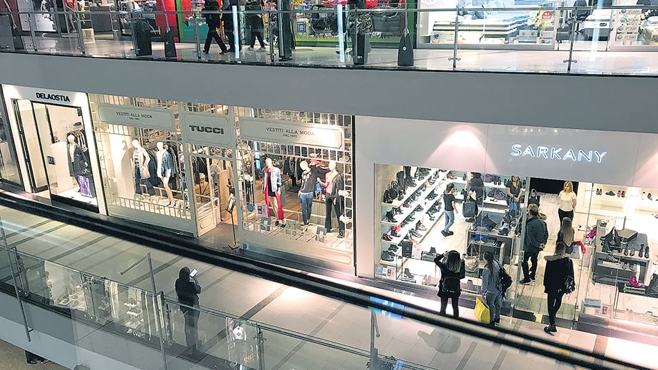 El consumo privado bajó 4,5 por ciento en el tercer trimestre por la caída de salarios y jubilaciones.