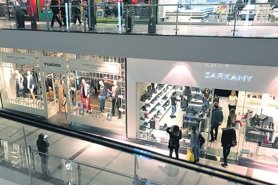 El consumo privado bajó 4,5 por ciento en el tercer trimestre por la caída de salarios y jubilaciones.