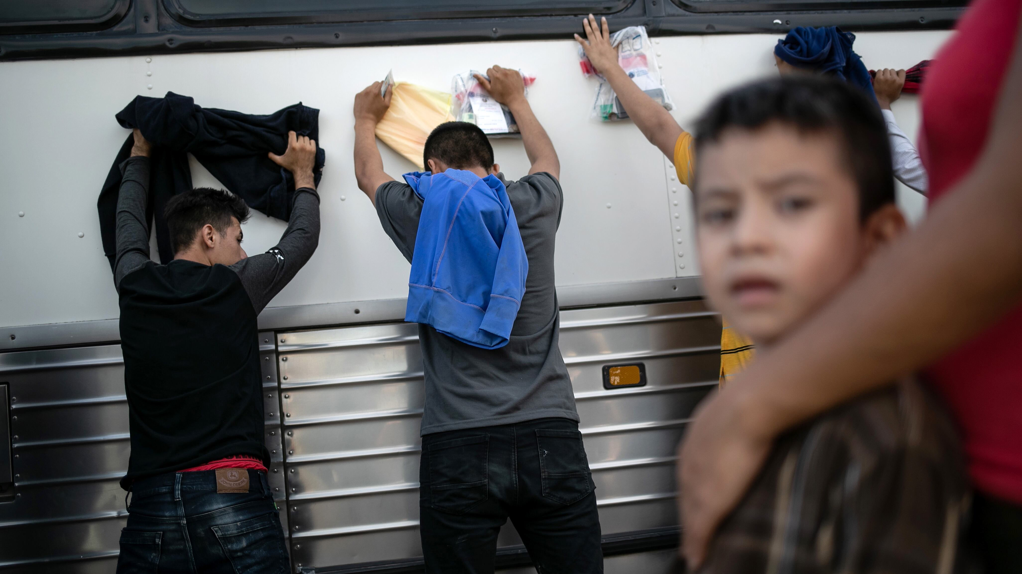 Migrantes requisados y detenidos por la patrulla fronteriza estadounidense en Los Ebanos, Texas.