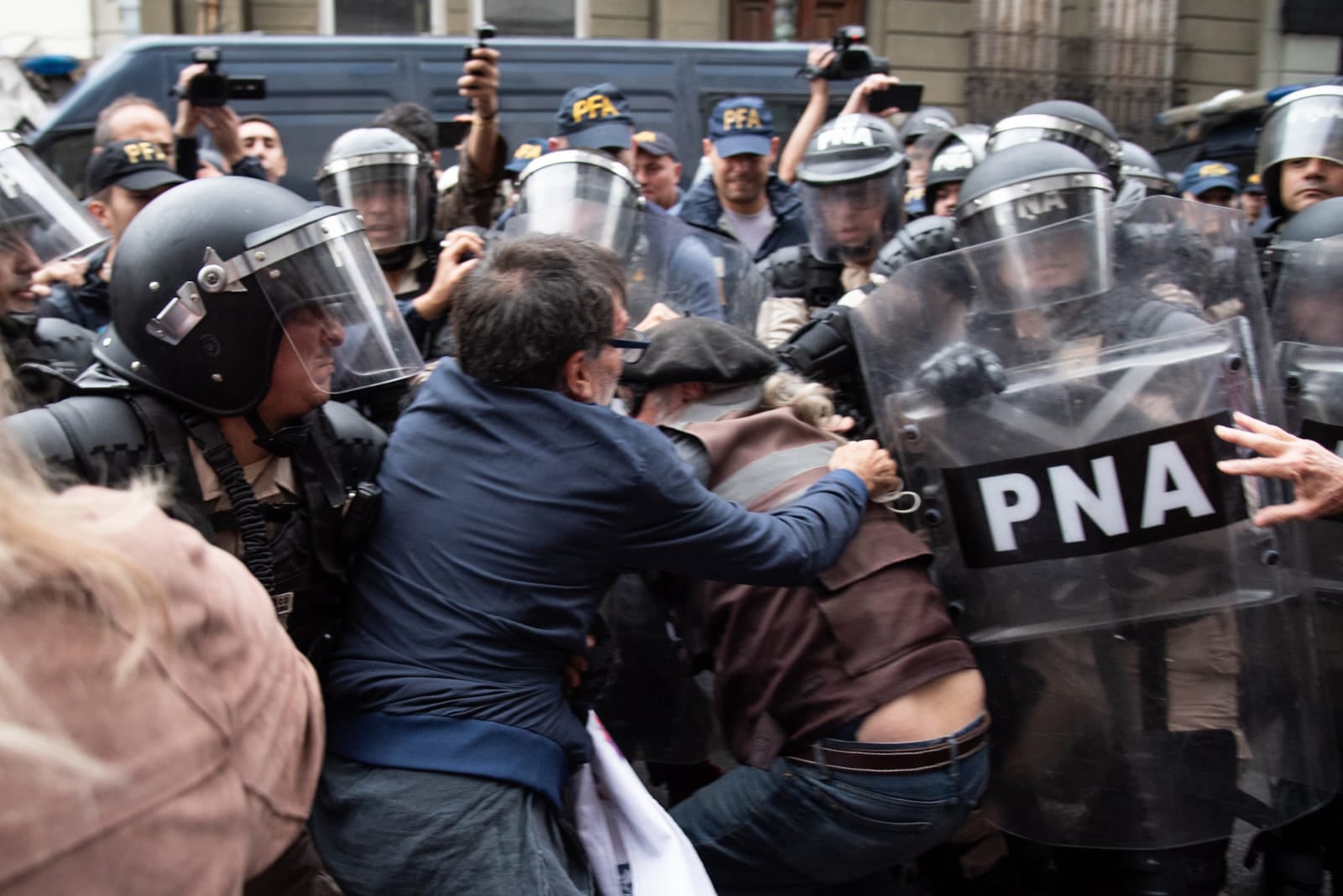 Olveira, intentando ayudar a una mujer antes de ser golpeado