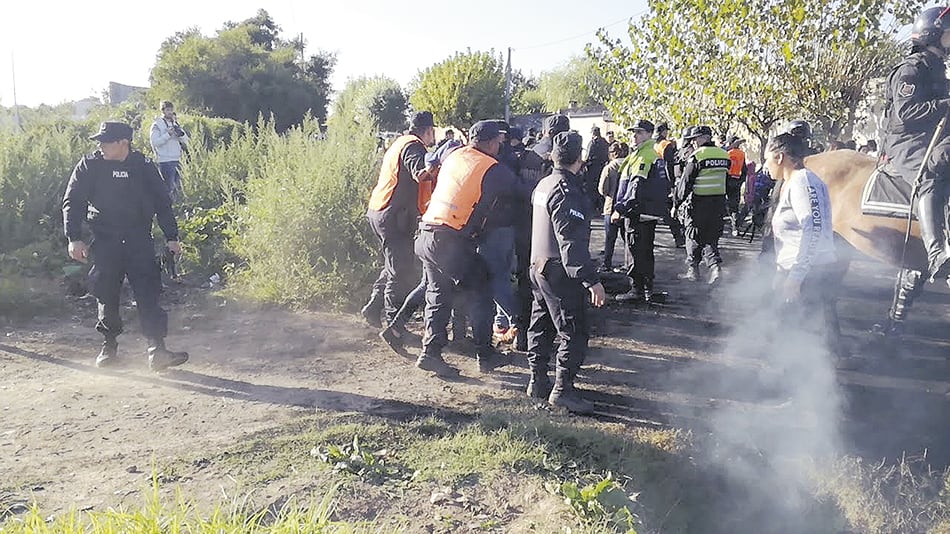 Trescientos efectivos con balas de goma para desalojar un predio sin orden del juez.