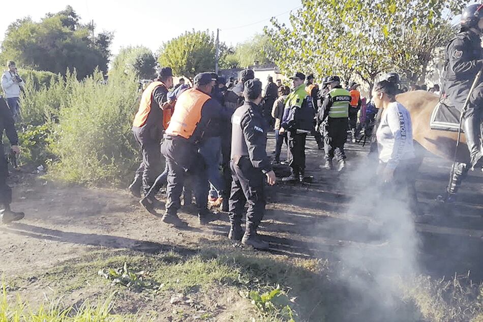 Trescientos efectivos con balas de goma para desalojar un predio sin orden del juez.