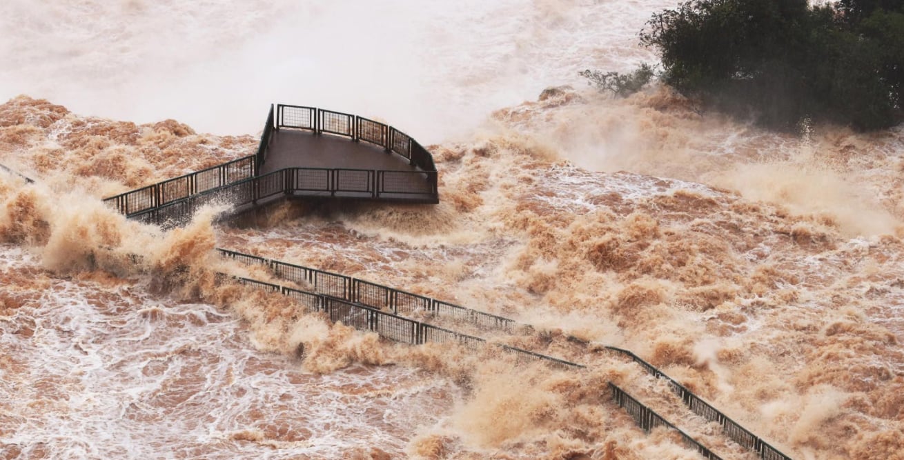 Las autoridades del Parque Nacional de Iguazú cerraron temporalmente la pasarela que permite a los turistas disfrutar del espectacular paisaje. 
