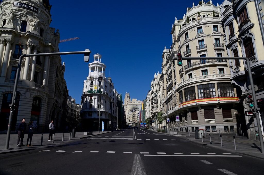 La Gran Vía, en Madrid, como la mayoría de las calles de España, están casi desiertas.
