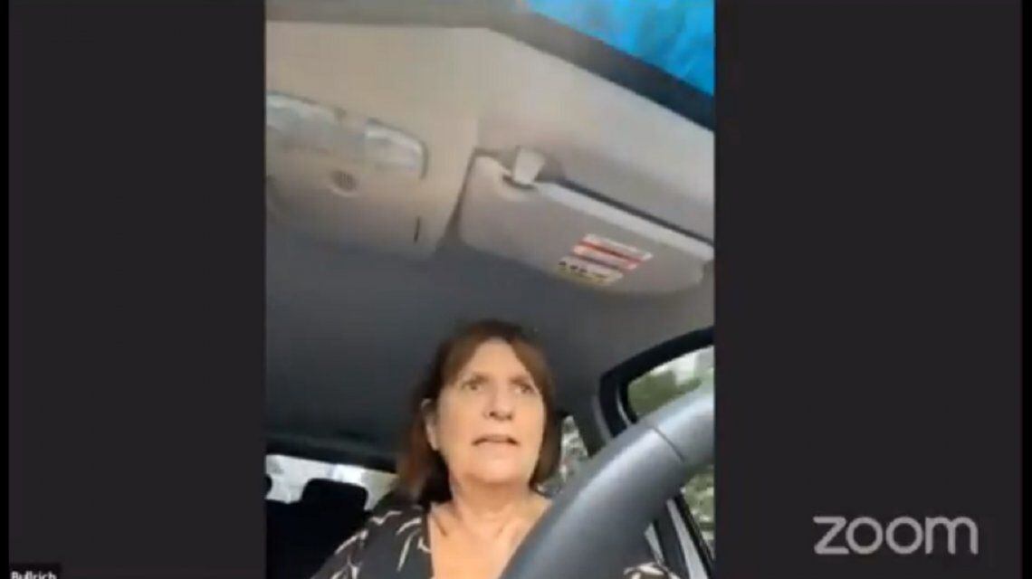 Bullrich cometió la imprudencia mientras hablaba con el expresidente Mauricio Macri, quien está de vacaciones en el sur del país.