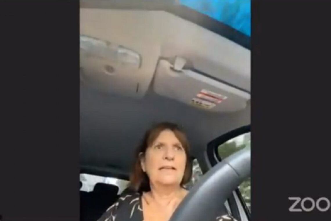 Bullrich cometió la imprudencia mientras hablaba con el expresidente Mauricio Macri, quien está de vacaciones en el sur del país.