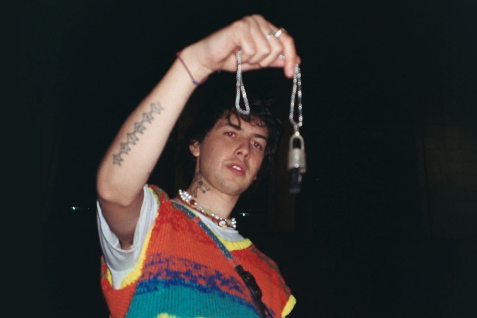 Simón sacó Metamorfosis, un simple con videoclips que inicia su nueva etapa musical, y toca este viernes en la Sala Argentina del CCK