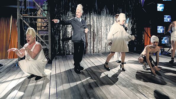 Dentro de un buen elenco, Diego Capusotto se luce en un rol diferente del que tiene acostumbrado a su público.