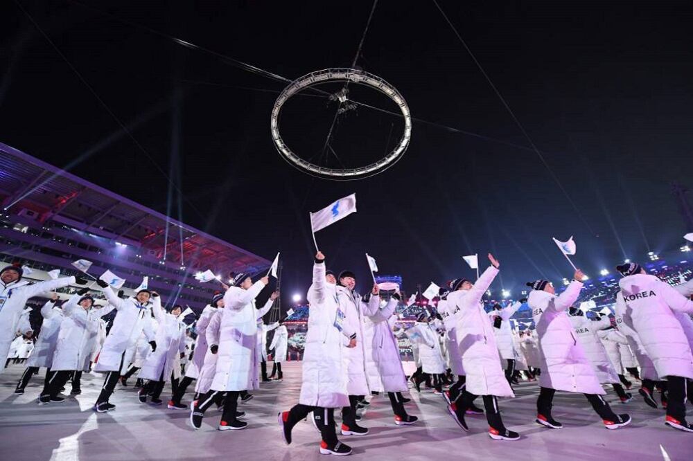 El histórico desfile en Pyeongchang 2018, cuando ambas delegaciones caminaron juntas bajo una misma bandera.