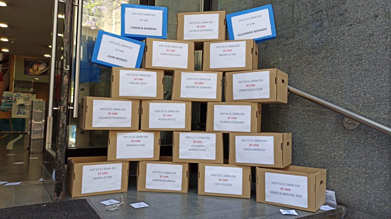 Los trabajadores de Vialidad pusieron cajas en la puerta para invitar a los gerentes a depositar sus cosas e irse.