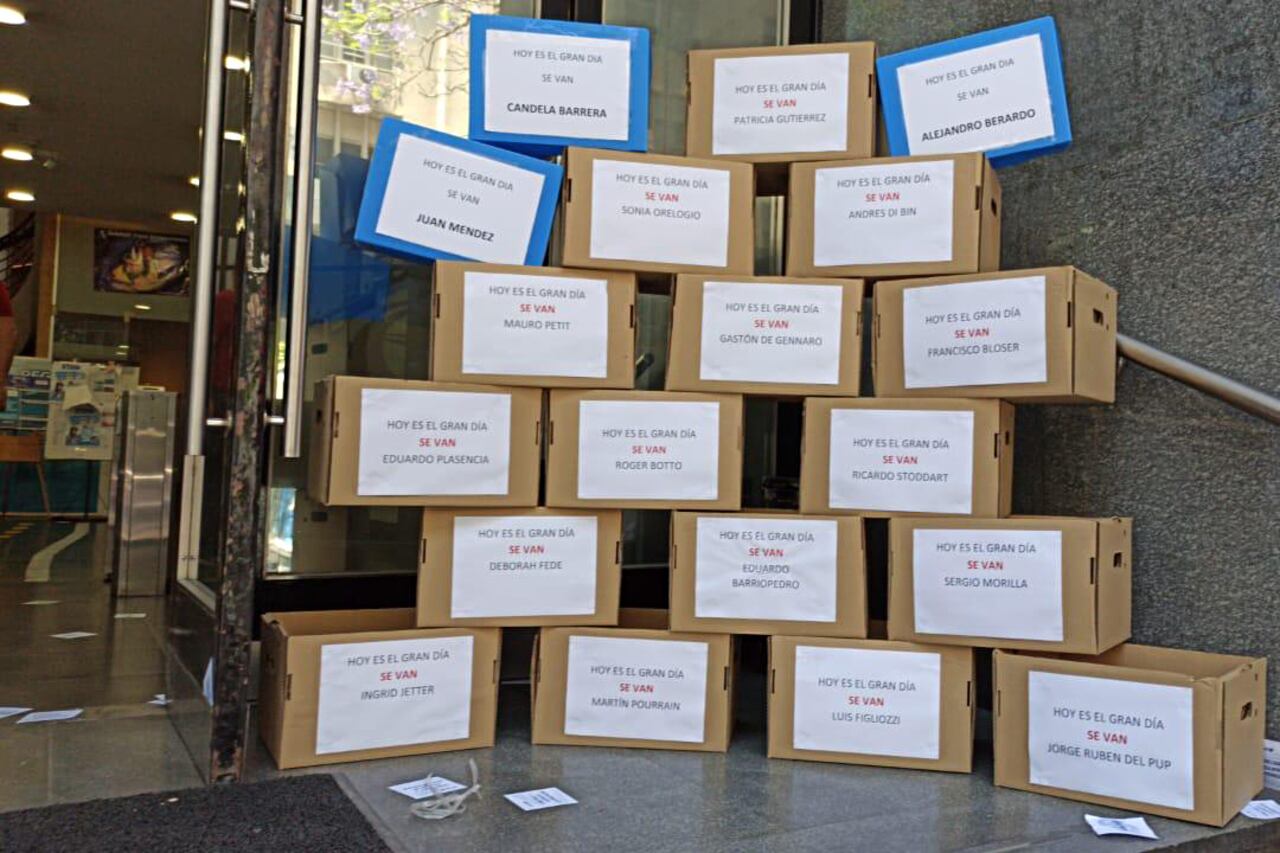 Los trabajadores de Vialidad pusieron cajas en la puerta para invitar a los gerentes a depositar sus cosas e irse.