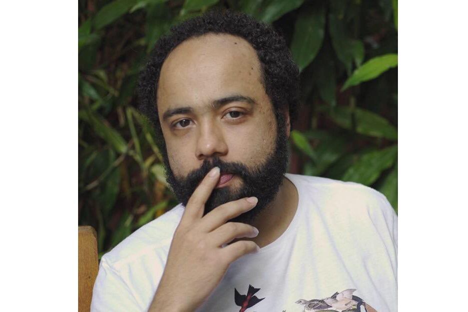 Veloso estudió cine en la Escuela de San Antonio de los Baños, Cuba.
