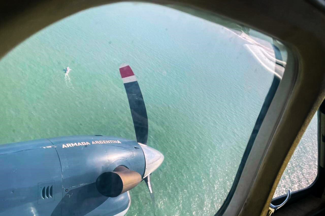 Un avión B-200 de la Armada Argentina se sumó a la búsqueda de los kayakistas.