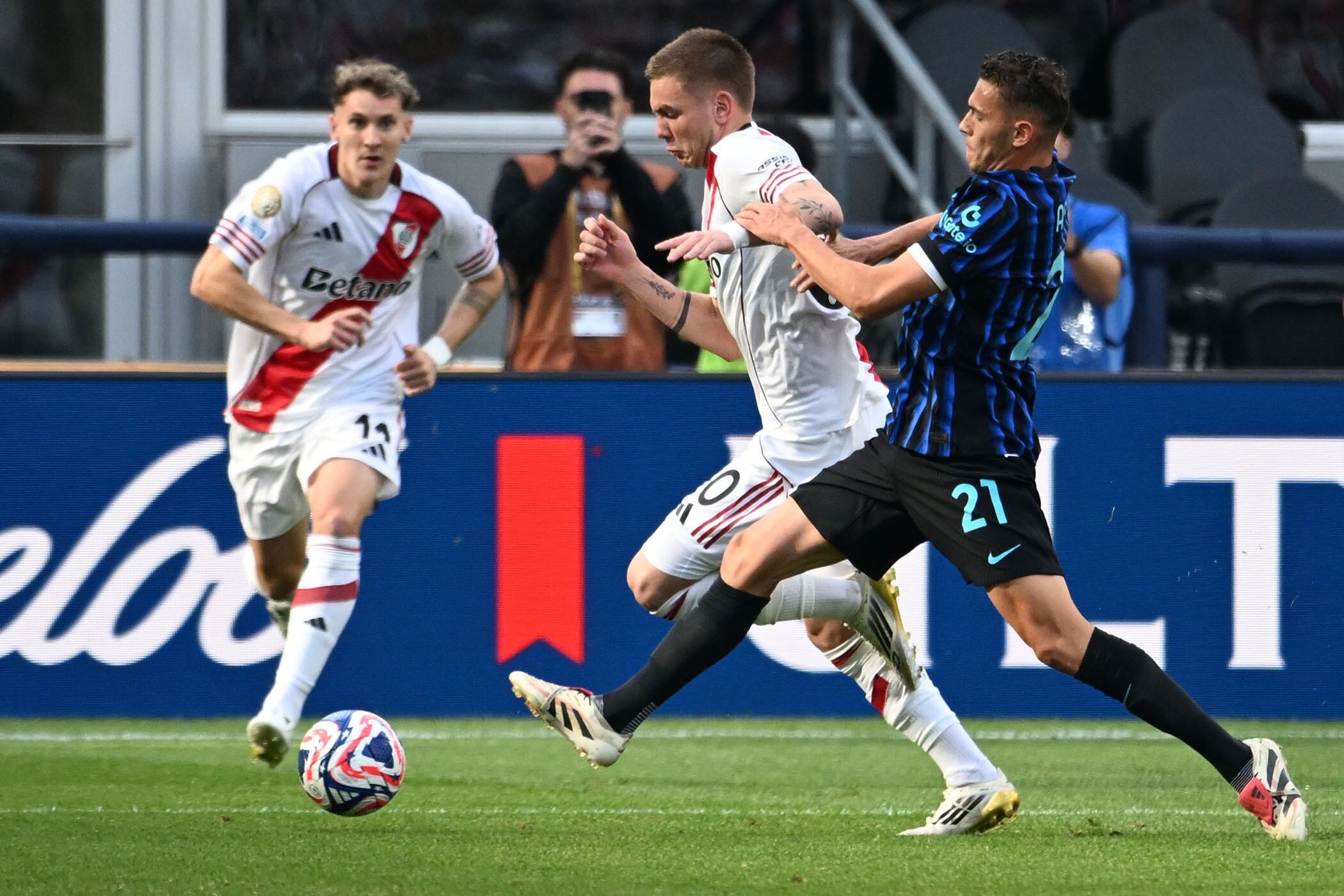 Mastantuono escapa de la marca de Asllani